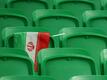 Eine iranische Flagge hängt nach dem Spiel über einer Lehne auf der Tribüne.