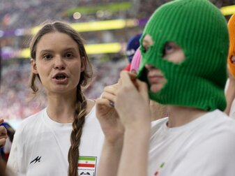 Mitglieder des Kollektivs Pussy Riot beim WM-Spiel der USA gegen den Iran. Mitglieder des Kollektivs Pussy Riot beim WM-Spiel der USA gegen den Iran.