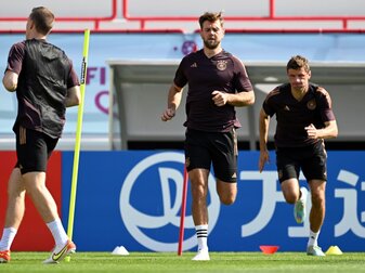 Die Nationalspieler Niclas Füllkrug (M), Lukas Klostermann (l) und Thomas Müller (r) beim Abschlusstraining. Die Nationalspieler Niclas Füllkrug (M), Lukas Klostermann (l) und Thomas Müller (r) beim Abschlusstraining.