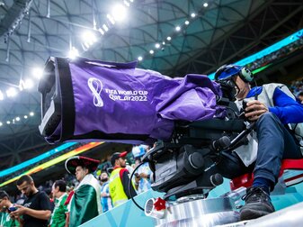 Ein Kameramann filmt bei der Fußball-WM in Katar. Ein Kameramann filmt bei der Fußball-WM in Katar.