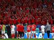Die Spieler von Wales verabschieden sich nach dem Spiel gegen England von den Fans.