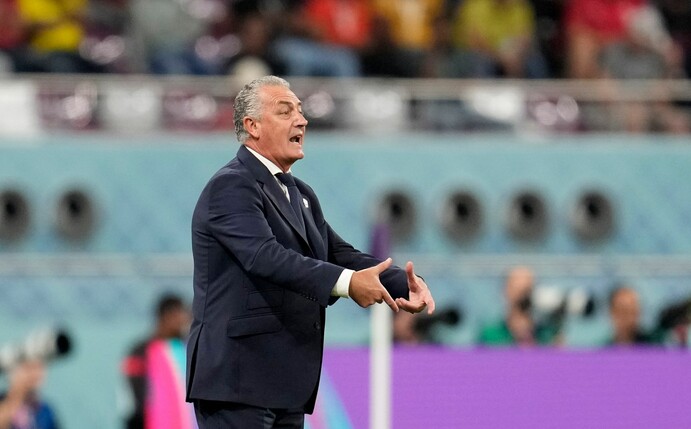 Ecuadors Trainer Gustavo Alfaro am Spielfeldrand.
