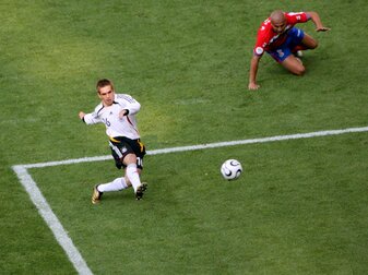 Philipp Lahm erzielte 2006 das 1:0 beim Vorrundenspiel der Gruppe A Deutschland gegen Costa Rica bei der Fußball-WM in München. Philipp Lahm erzielte 2006 das 1:0 beim Vorrundenspiel der Gruppe A Deutschland gegen Costa Rica bei der Fußball-WM in München.