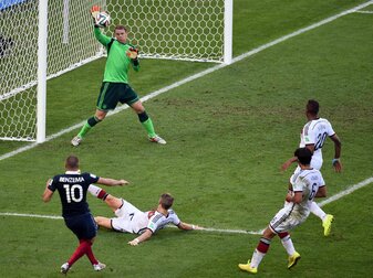 Manuel Neuer pariert den Schuss von Frankreichs Karim Benzema im WM-Viertelfinale 2014. Manuel Neuer pariert den Schuss von Frankreichs Karim Benzema im WM-Viertelfinale 2014.