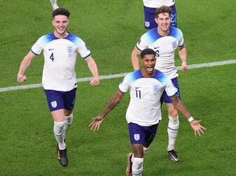 Überzeugte gegen Wales: Marcus Rashford (vorn) jubelt nach einem seiner beiden Tore für England. Überzeugte gegen Wales: Marcus Rashford (vorn) jubelt nach einem seiner beiden Tore für England.