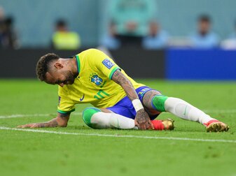 Brasiliens Neymar schafft es noch nicht zurück auf den Trainingsplatz. Brasiliens Neymar schafft es noch nicht zurück auf den Trainingsplatz.
