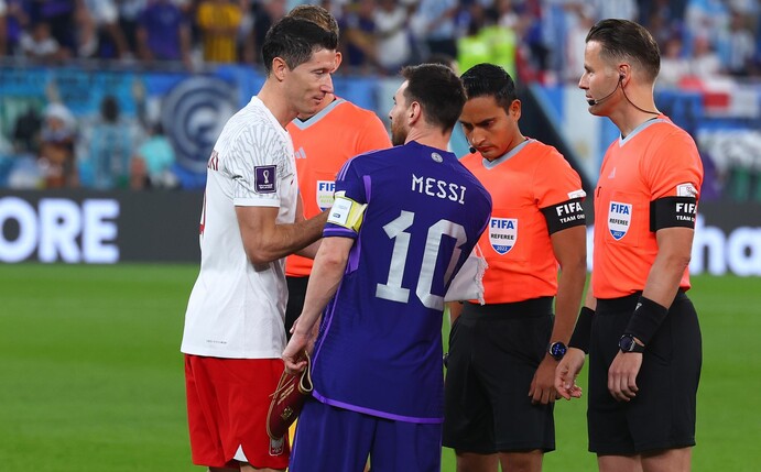 Weltfußballer unter sich: Lionel Messi (r) und Robert Lewandowski.