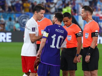Weltfußballer unter sich: Lionel Messi (r) und Robert Lewandowski. Weltfußballer unter sich: Lionel Messi (r) und Robert Lewandowski.