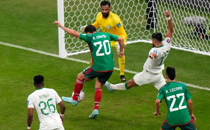 Mexikos Henry Martin erzielt das Tor zum 1-0.