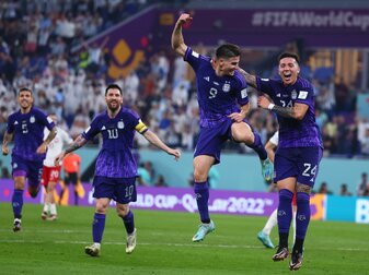 Julian Alvarez (M) machte mit dem 2:0 den Sieg Argentiniens über Polen perfekt. Julian Alvarez (M) machte mit dem 2:0 den Sieg Argentiniens über Polen perfekt.