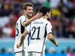 Deutschlands Thomas Müller (l) und Ilkay Gündogan (r). (