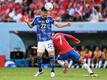 Japans Maya Yoshida (l) im Spiel gegen Costa Rica in Aktion.