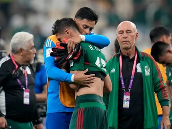 Mexikos Hector Moreno (M) und Torhüter Alfredo Talavera umarmen sich nach dem Spiel gegen Saudi-Arabien. Mexikos Hector Moreno (M) und Torhüter Alfredo Talavera umarmen sich nach dem Spiel gegen Saudi-Arabien.