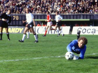 Maier verliert Rekord an Neuer - "Er hat sich das verdient" Maier verliert Rekord an Neuer - "Er hat sich das verdient"