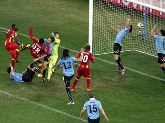 Bei der WM 2010 im Spiel gegen Ghana rettet Uruguays Luis Suarez (r) den Ball per Hand für die geschlagenen Vorderleute. Bei der WM 2010 im Spiel gegen Ghana rettet Uruguays Luis Suarez (r) den Ball per Hand für die geschlagenen Vorderleute.