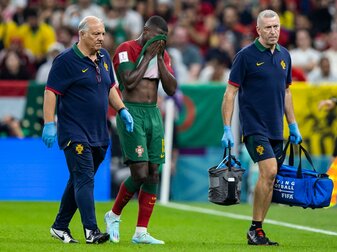 Portugals Nuno Mendes (M) wird verletzt vom Platz geleitet. Portugals Nuno Mendes (M) wird verletzt vom Platz geleitet.