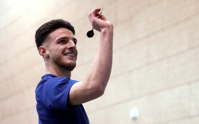 Versucht sich an der Darts-Scheibe: Declan Rice wirft vor der Pressekonferenz einen Pfeil.