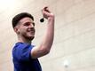 Versucht sich an der Darts-Scheibe: Declan Rice wirft vor der Pressekonferenz einen Pfeil.