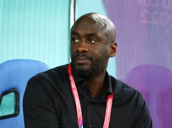 Ghanas Nationaltrainer Otto Addo schaut dem Spiel gegen Uruguay entspannt entgegen. Ghanas Nationaltrainer Otto Addo schaut dem Spiel gegen Uruguay entspannt entgegen.
