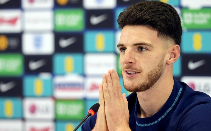 Trifft mit England im Achtelfinale auf Senegal: Declan Rice spricht auf der Pressekonferenz.