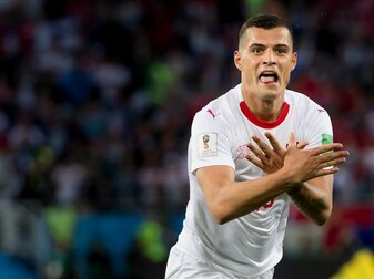 Der Schweizer Granit Xhaka formte nach einem Tor bei der WM 2018 den doppelköpfigen Adler. Der Schweizer Granit Xhaka formte nach einem Tor bei der WM 2018 den doppelköpfigen Adler.