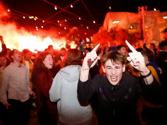 Fans feiern in Melbourne den Achtelfinal-Einzug der Australier. Fans feiern in Melbourne den Achtelfinal-Einzug der Australier.