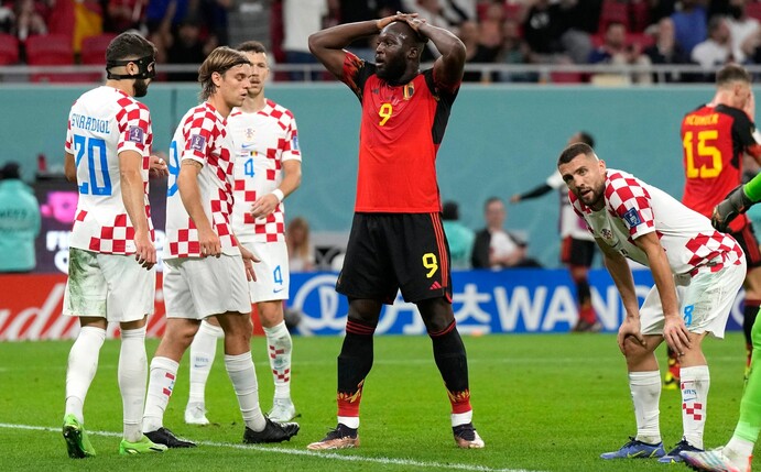 Ärgert sich über seine vergebene Torchance: Belgiens Romelu Lukaku (M).