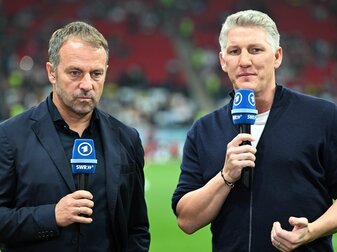 Ex-Weltmeister Bastian Schweinsteiger stärkt Bundestrainer Hansi Flick (l) nach dem WM-Aus den Rücken. Ex-Weltmeister Bastian Schweinsteiger stärkt Bundestrainer Hansi Flick (l) nach dem WM-Aus den Rücken.