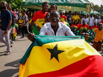 Ghanaische Fußballfans feiern beim Public Viewing in Accra. Ghanaische Fußballfans feiern beim Public Viewing in Accra.