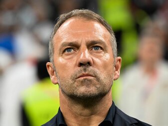 Bundestrainer Hansi Flick steht an der Seitenlinie. Bundestrainer Hansi Flick steht an der Seitenlinie.
