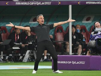 Spaniens Trainer Luis Enrique regt sich über die Leistung seiner Spieler im Spiel gegen Japan auf. Spaniens Trainer Luis Enrique regt sich über die Leistung seiner Spieler im Spiel gegen Japan auf.