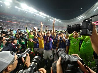 Noch lange nach dem Abpfiff feiert Japans Nationalmannschaft den Sieg gegen Spenien und Einzug ins WM-Achtelfinale. Noch lange nach dem Abpfiff feiert Japans Nationalmannschaft den Sieg gegen Spenien und Einzug ins WM-Achtelfinale.