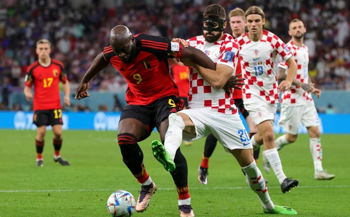 Kroatiens Abwehr mit ihm ist kaum zu überwinden: Josko Gvardiol (r) verteidigt mit vollem Körpereinsatz gegen Belgiens Romelu Lukaku.