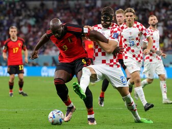 Kroatiens Abwehr mit ihm ist kaum zu überwinden: Josko Gvardiol (r) verteidigt mit vollem Körpereinsatz gegen Belgiens Romelu Lukaku. Kroatiens Abwehr mit ihm ist kaum zu überwinden: Josko Gvardiol (r) verteidigt mit vollem Körpereinsatz gegen Belgiens Romelu Lukaku.