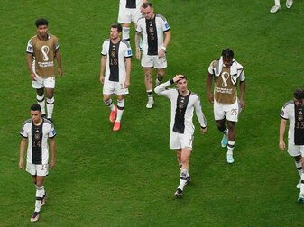 Die Spieler der deutschen Mannschaft verlassen nach dem Spiel gegen Costa Rica den Platz.