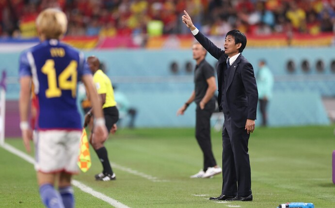 Japans Trainer Hajime Moriyasu gibt taktiche Anweisungen.