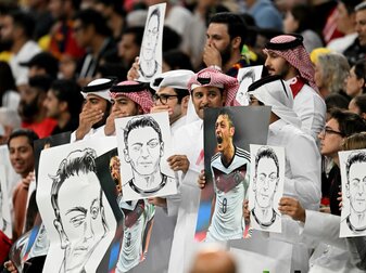 Zuschauer halten Bilder von Deutschlands ehemaligem Nationalspieler Mesut Özil in die Höhe. Zuschauer halten Bilder von Deutschlands ehemaligem Nationalspieler Mesut Özil in die Höhe.