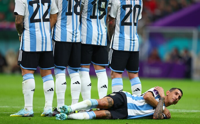 Ángel di Maria ergänzt bei einem Freistoss die argentinische Mauer.