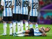 Ángel di Maria ergänzt bei einem Freistoss die argentinische Mauer.