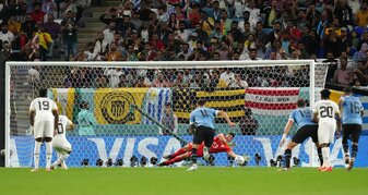 Uruguay-Keeper Sergio Rochet (M) entschärfte den Strafstoß von Ghanas Andre Ayew (2vl). Uruguay-Keeper Sergio Rochet (M) entschärfte den Strafstoß von Ghanas Andre Ayew (2vl).