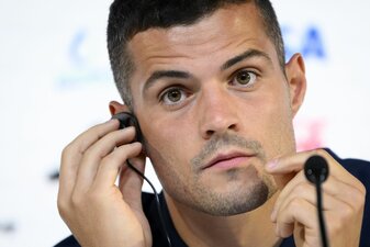 Der Schweizer Kapitän Granit Xhaka im Gespräch mit der Presse. Der Schweizer Kapitän Granit Xhaka im Gespräch mit der Presse.