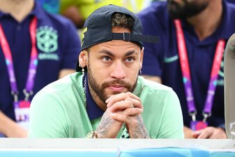 Der verletzte Neymar sitzt beim Spiel gegen Kamerun auf der Tribüne.