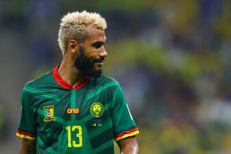 Kameruns Eric Maxim Choupo-Moting steht auf dem Spielfeld. Kameruns Eric Maxim Choupo-Moting steht auf dem Spielfeld.