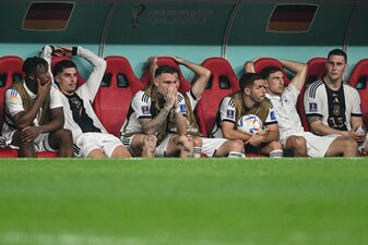 Deutschlands Spieler (vl) Armel Bella-Kotchap, Kai Havertz, David Raum, Christian Günter, Leon Goretzka und Niklas Süle sitzen nach dem WM-Aus auf der Ersatzbank. Deutschlands Spieler (vl) Armel Bella-Kotchap, Kai Havertz, David Raum, Christian Günter, Leon Goretzka und Niklas Süle sitzen nach dem WM-Aus auf der Ersatzbank.