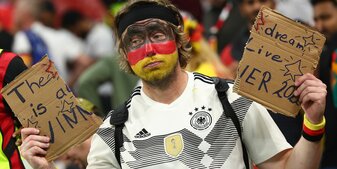 Ein Fan in Katar nach dem WM-Aus der deutschen Mannschaft. Ein Fan in Katar nach dem WM-Aus der deutschen Mannschaft.