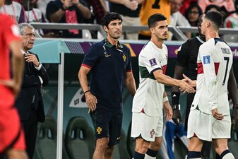 Portugals Cristiano Ronaldo (r) wird für André Silva ausgewechselt, links Trainer Fernando Santos.