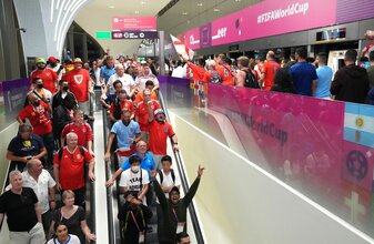 Die Metro wurde extra für die WM gebaut: Fans aus England und Wales auf dem Weg zum Stadion. Die Metro wurde extra für die WM gebaut: Fans aus England und Wales auf dem Weg zum Stadion.
