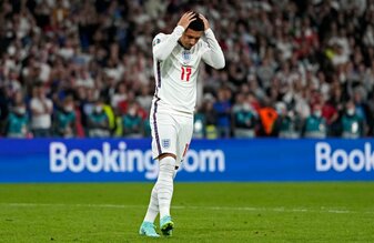 Englands Jadon Sancho nachdem er einen Elfmeter verschossen hat. Bei der WM 2022 ist er nicht dabei. Nun löschte er seine Instagram-Posts. Englands Jadon Sancho nachdem er einen Elfmeter verschossen hat. Bei der WM 2022 ist er nicht dabei. Nun löschte er seine Instagram-Posts.