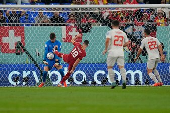 Der Schweizer Torhüter Gregor Kobel (l) hält einen Ball von Serbiens Dusan Vlahovic. Der Schweizer Torhüter Gregor Kobel (l) hält einen Ball von Serbiens Dusan Vlahovic.