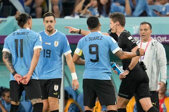 Uruguays Spieler sind mit einer Entscheidung von Schiedsrichter Daniel Siebert (r) nicht einverstanden. Uruguays Spieler sind mit einer Entscheidung von Schiedsrichter Daniel Siebert (r) nicht einverstanden.